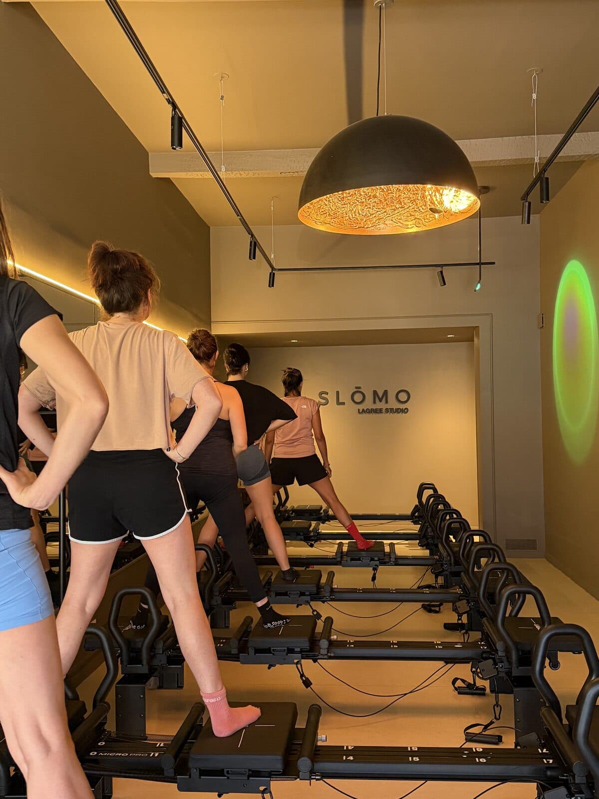 Cours de groupe sur les machines Micro Pro dans le studio - SLOMO Lagree Studio Toulouse
