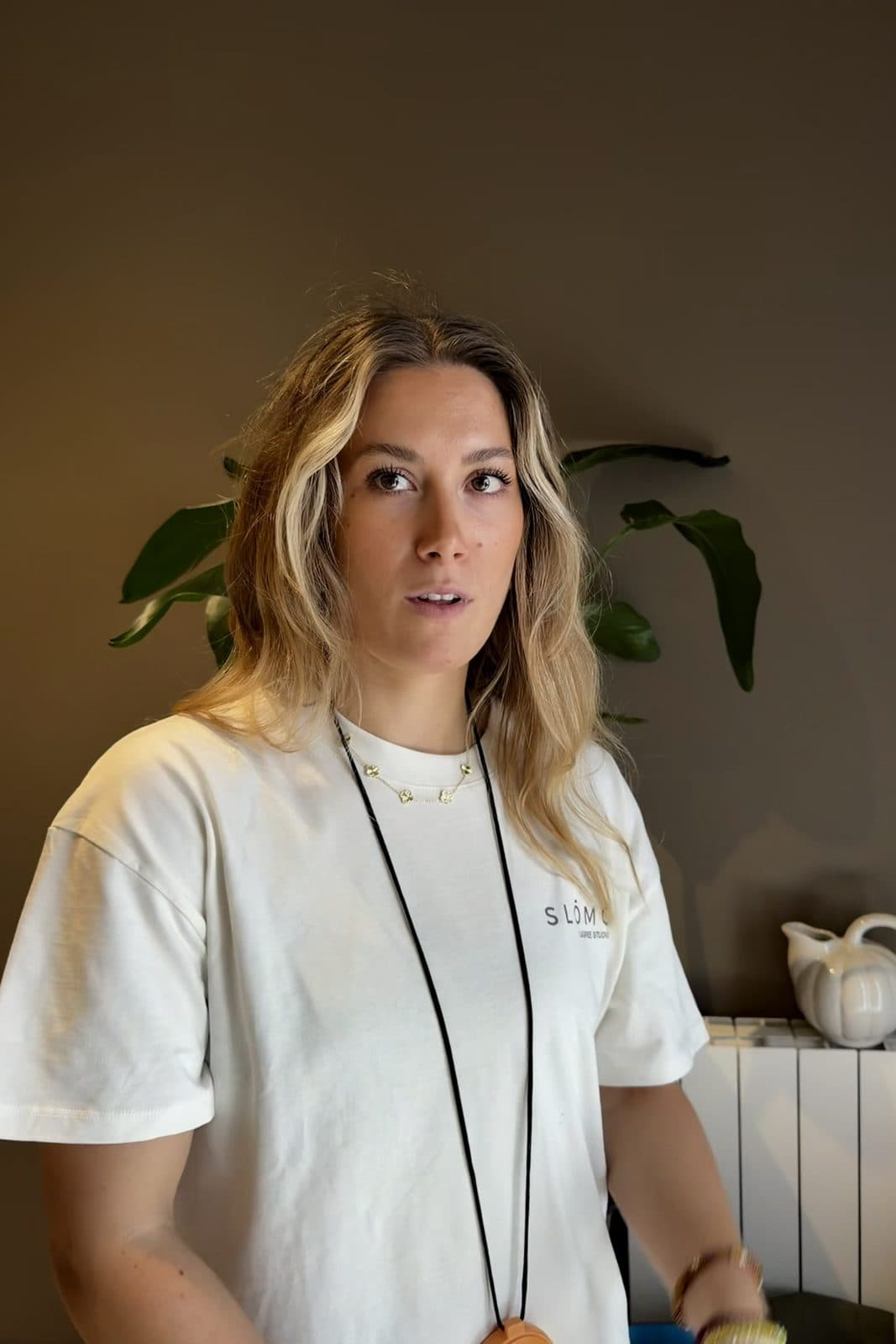 Lucie, coach Lagree chez SLŌMO Lagree Studio à Toulouse, en t-shirt SLŌMO dans le studio