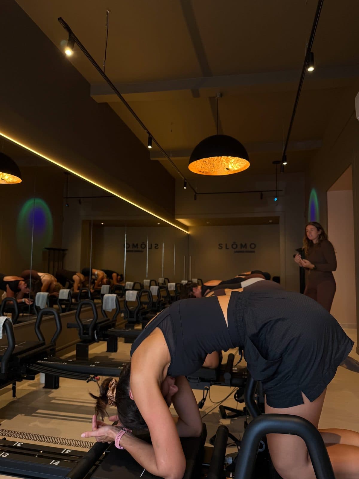 Stagiaires sur les Micro Pro pendant la certification Lagree Level 1 chez SLŌMO Lagree Studio à Toulouse