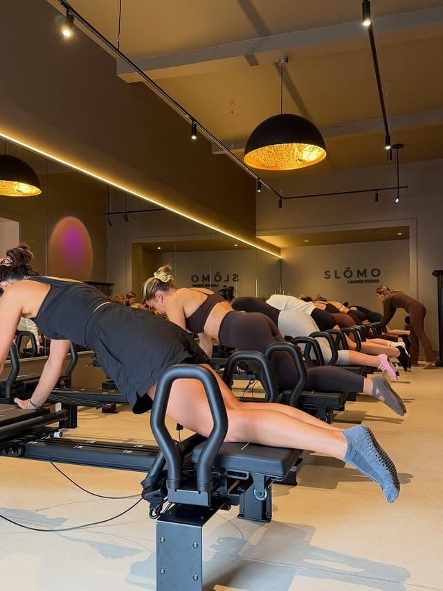 Rangée de stagiaires en appui sur les Micro Pro pendant un exercice de la certification
